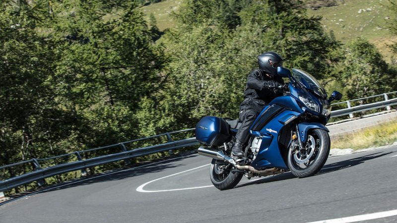 19_FJR1300ES_Matte-Phantom-Blue_Action_001_Rwoc