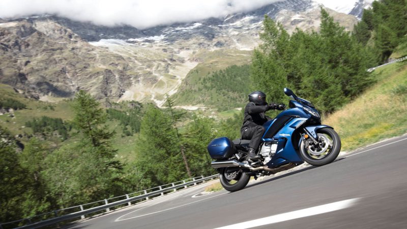 19_FJR1300ES_Matte-Phantom-Blue_Action_002_PsD3