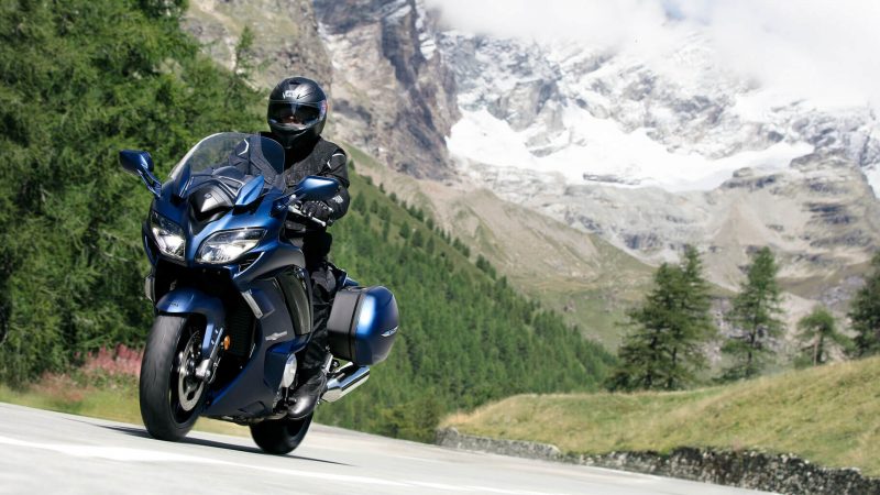 19_FJR1300ES_Matte-Phantom-Blue_Action_003_QCmc