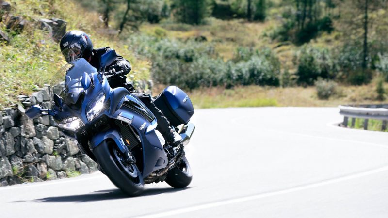 19_FJR1300ES_Matte-Phantom-Blue_Action_004_px06