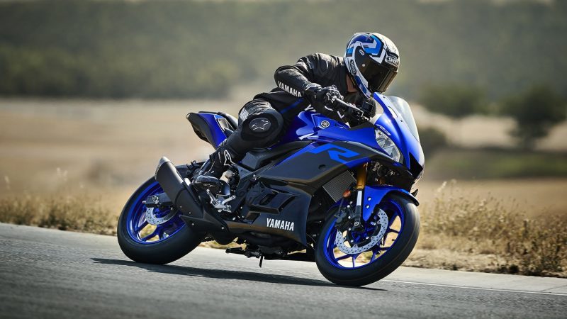 19_YZF-R3_Team Yamaha Blue_Action01_0005-min