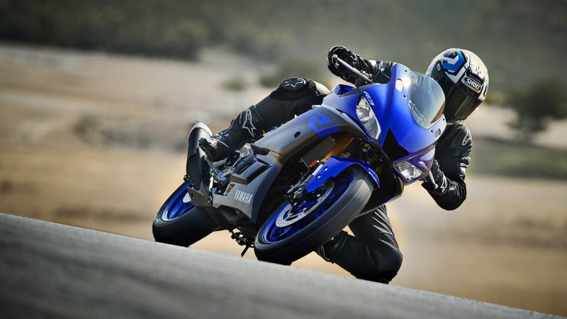 19_YZF-R3_Team Yamaha Blue_Action01_0054-min