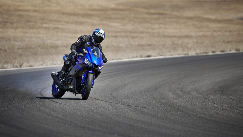 19_YZF-R3_Team Yamaha Blue_Action01_0186-min