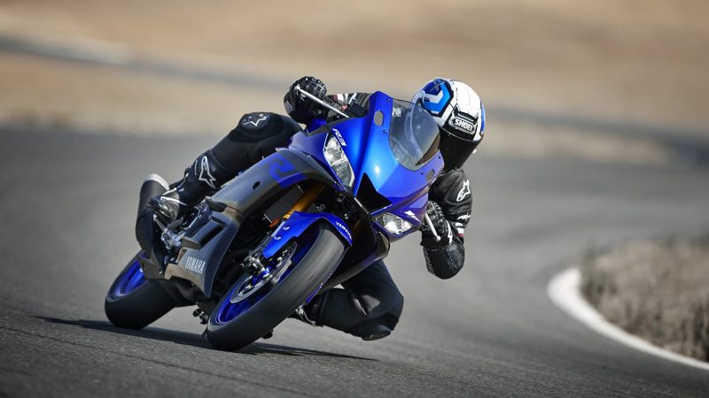 19_YZF-R3_Team Yamaha Blue_Action01_0207-min