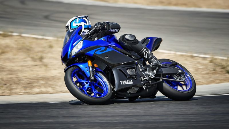 19_YZF-R3_Team Yamaha Blue_Action01_0230-min