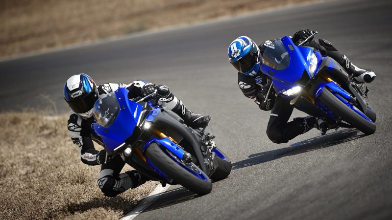 19_YZF-R3_Team Yamaha Blue_Action01_0313-min