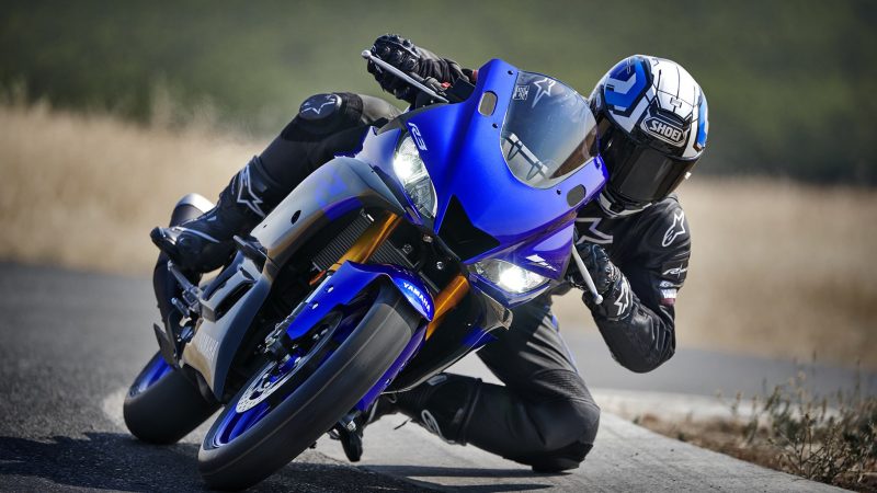 19_YZF-R3_Team Yamaha Blue_Action02_0023-min