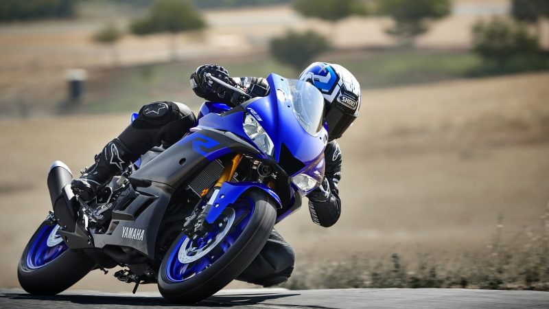 19_YZF-R3_Team Yamaha Blue_Action02_0026-min