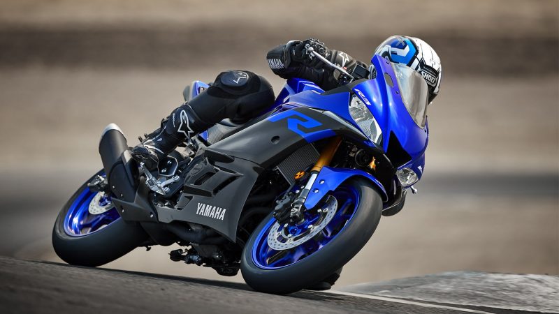 19_YZF-R3_Team Yamaha Blue_Action03_0038-min