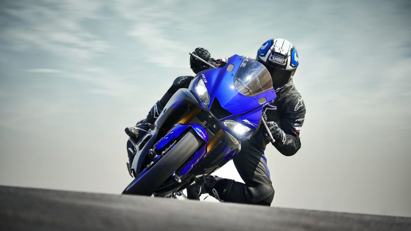 19_YZF-R3_Team Yamaha Blue_Action03_0085-min