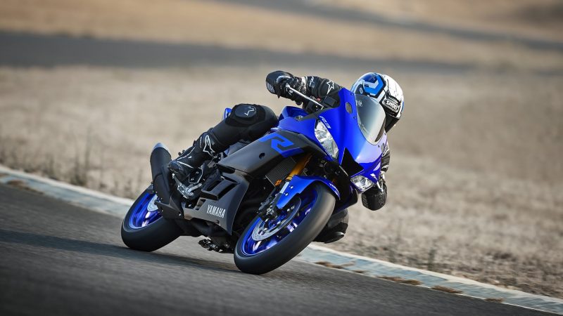 19_YZF-R3_Team Yamaha Blue_Action06_0003-min