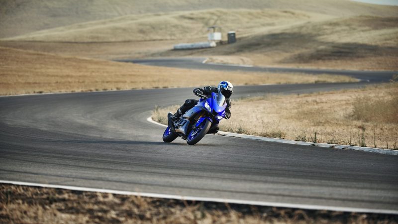 19_YZF-R3_Team Yamaha Blue_Action06_0009-min