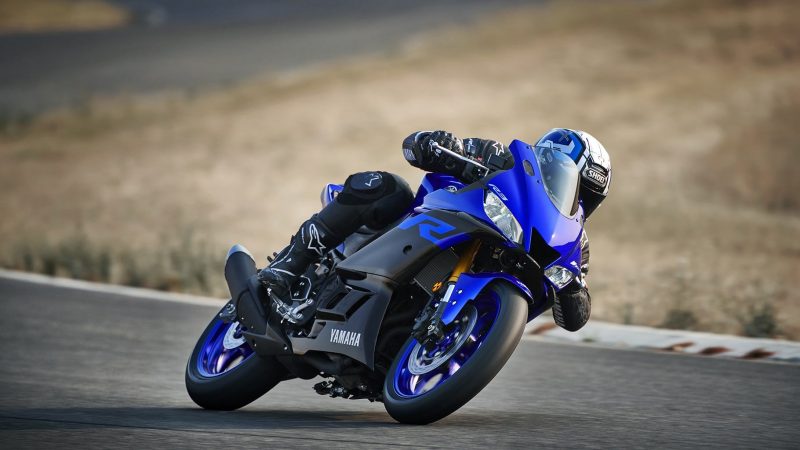 19_YZF-R3_Team Yamaha Blue_Action06_0032-min