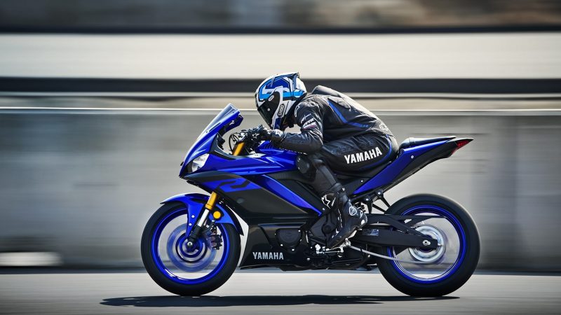 19_YZF-R3_Team Yamaha Blue_Action07_0002-min