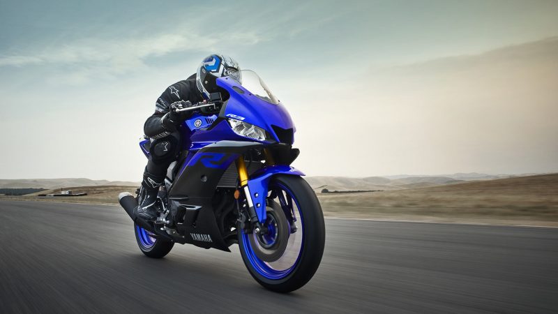 19_YZF-R3_Team Yamaha Blue_Action08_0027-min
