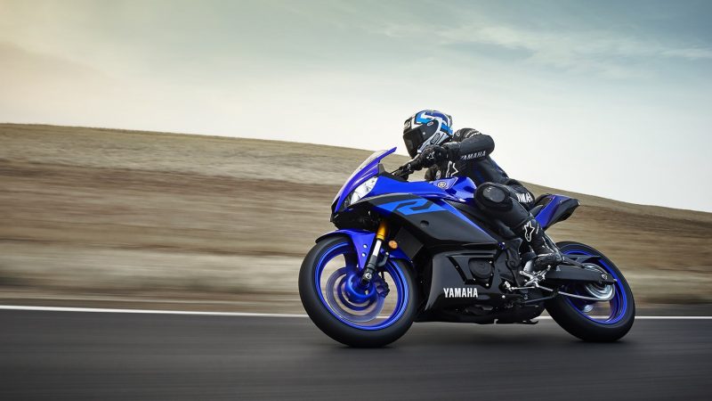 19_YZF-R3_Team Yamaha Blue_Action08_0064-min