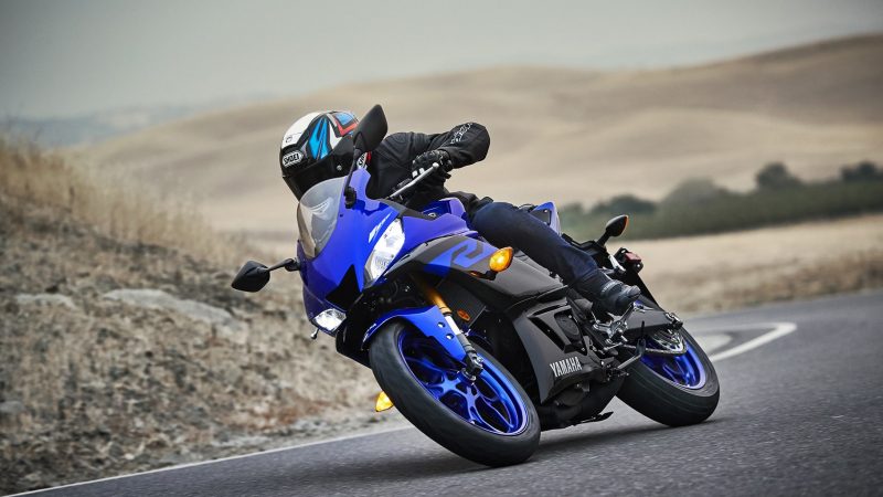 19_YZF-R3_Team Yamaha Blue_Action09_0011-min