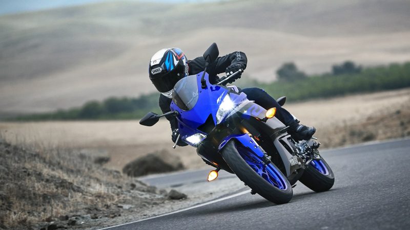 19_YZF-R3_Team Yamaha Blue_Action09_0021-min
