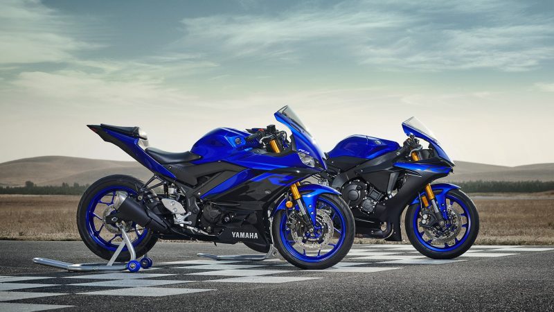 19_YZF-R3_Team Yamaha Blue_Beauty01_0005-min
