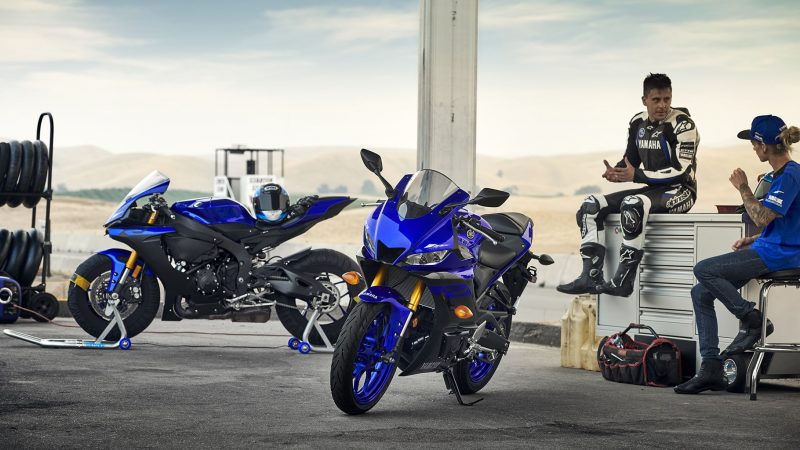 19_YZF-R3_Team Yamaha Blue_Lifestyle01_0037-min