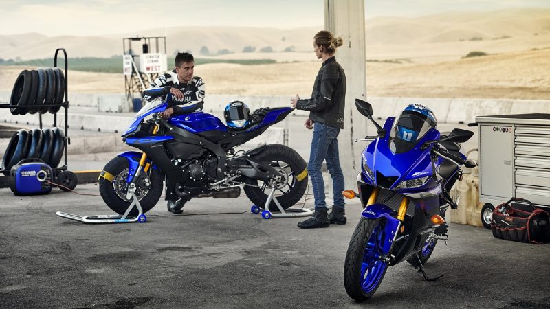 19_YZF-R3_Team Yamaha Blue_Lifestyle01_0159 (1)-min