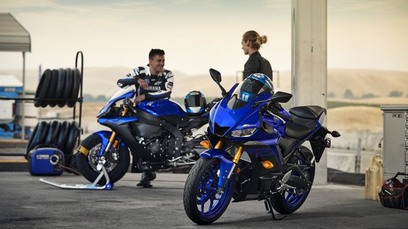 19_YZF-R3_Team Yamaha Blue_Lifestyle01_0167 (1)-min
