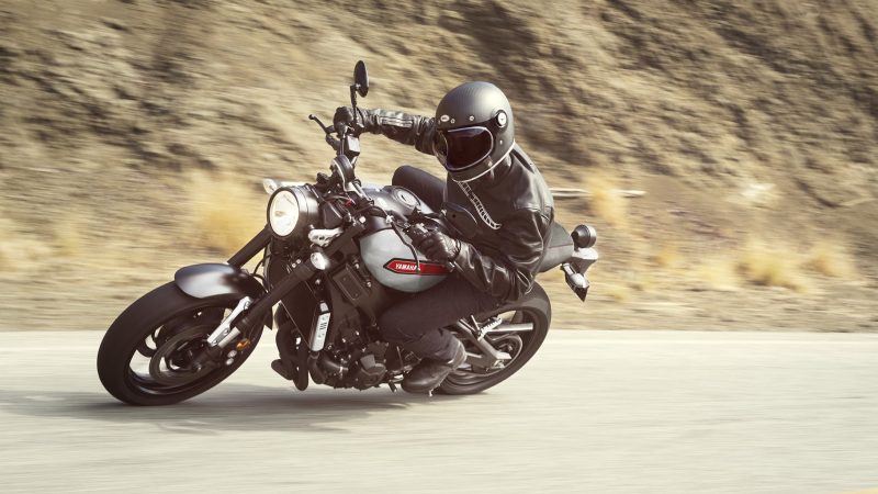 19_XSR900_Matte Gray Aluminum Red_Action_001-min