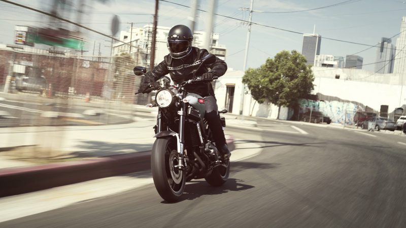 19_XSR900_Matte Gray Aluminum Red_Action_002-min