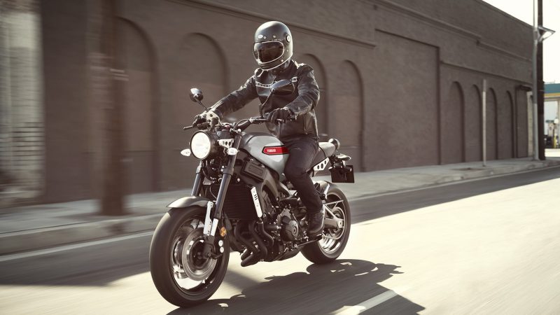 19_XSR900_Matte Gray Aluminum Red_Action_004-min