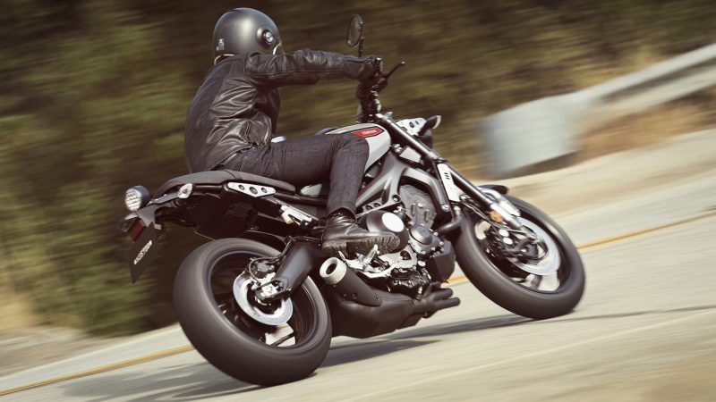 19_XSR900_Matte Gray Aluminum Red_Action_005-min