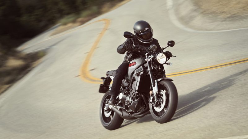 19_XSR900_Matte Gray Aluminum Red_Action_006-min