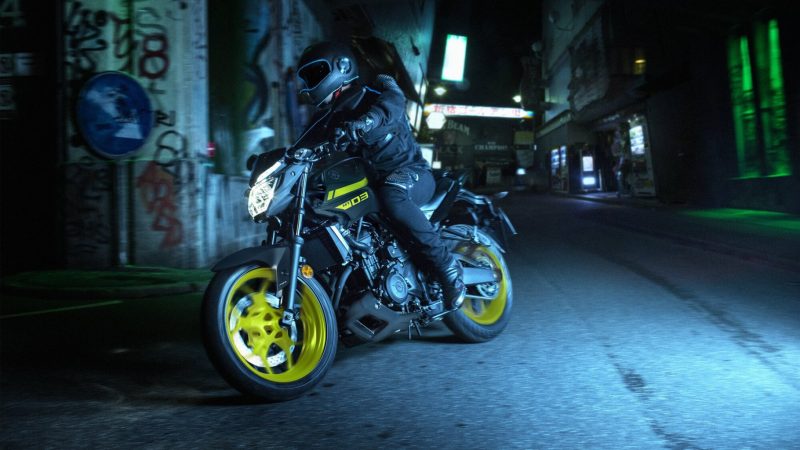 2018-Yamaha-MT-03-EU-Night-Fluo-Action-003 (1).jpg