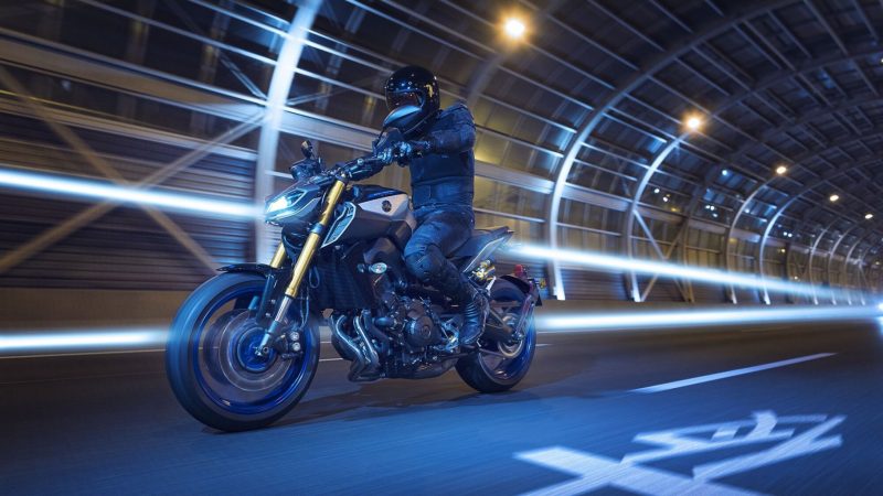 2018-Yamaha-MT09SP-EU-Silver-Blu-Carbon-Action-003.jpg