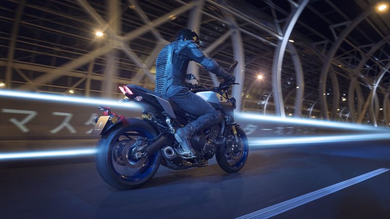 2018-Yamaha-MT09SP-EU-Silver-Blu-Carbon-Action-004.jpg