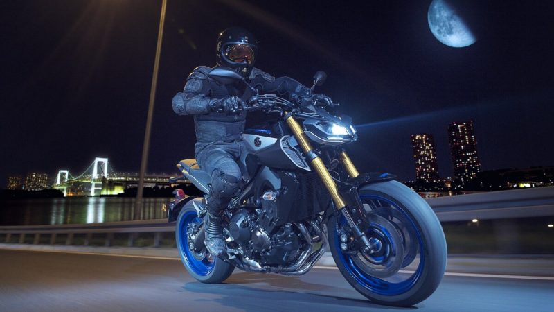 2018-Yamaha-MT09SP-EU-Silver-Blu-Carbon-Action-006.jpg