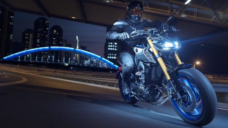 2018-Yamaha-MT09SP-EU-Silver-Blu-Carbon-Action-007.jpg