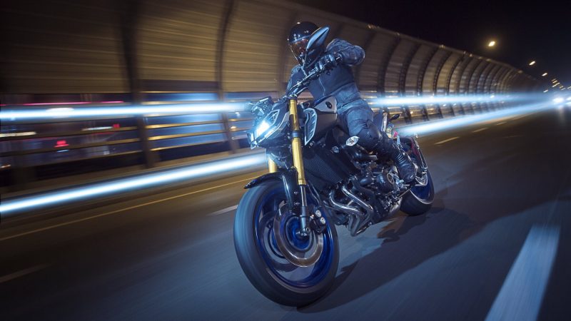2018-Yamaha-MT09SP-EU-Silver-Blu-Carbon-Action-008.jpg