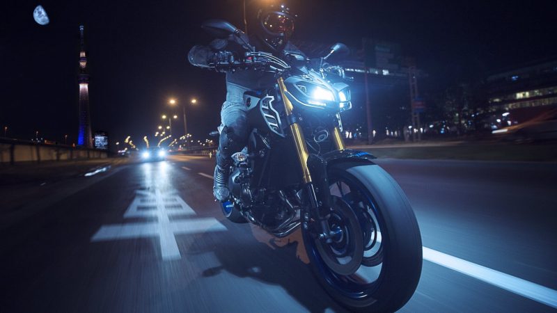 2018-Yamaha-MT09SP-EU-Silver-Blu-Carbon-Action-009.jpg