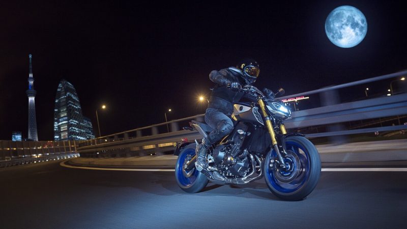 2018-Yamaha-MT09SP-EU-Silver-Blu-Carbon-Action-010.jpg