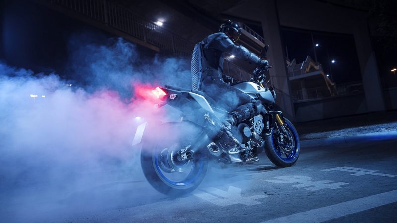 2018-Yamaha-MT09SP-EU-Silver-Blu-Carbon-Static-001.jpg