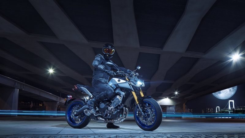 2018-Yamaha-MT09SP-EU-Silver-Blu-Carbon-Static-003.jpg