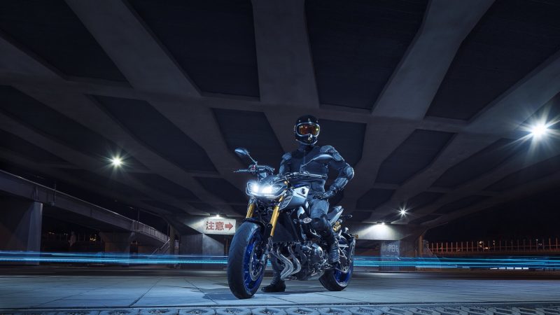 2018-Yamaha-MT09SP-EU-Silver-Blu-Carbon-Static-004.jpg