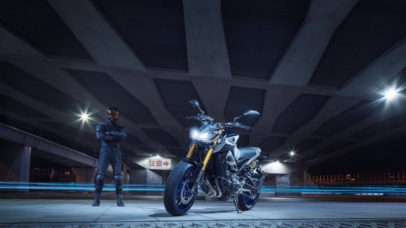 2018-Yamaha-MT09SP-EU-Silver-Blu-Carbon-Static-005.jpg