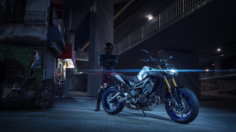 2018-Yamaha-MT09SP-EU-Silver-Blu-Carbon-Static-006.jpg