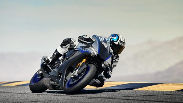 2018-Yamaha-YZF-R1M-EU-Silver-Blu-Carbon-Action-002.jpg