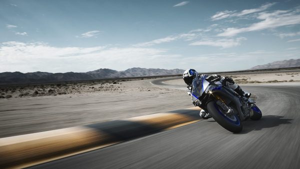 2018-Yamaha-YZF-R1M-EU-Silver-Blu-Carbon-Action-004.jpg