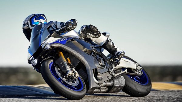 2018-Yamaha-YZF-R1M-EU-Silver-Blu-Carbon-Action-005.jpg