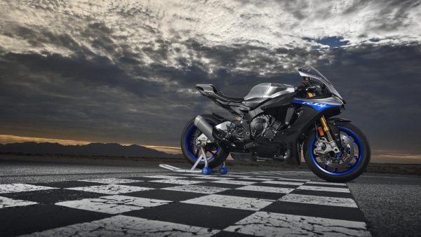 2018-Yamaha-YZF-R1M-EU-Silver-Blu-Carbon-Static-001.jpg