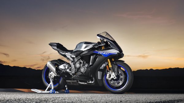 2018-Yamaha-YZF-R1M-EU-Silver-Blu-Carbon-Static-003.jpg